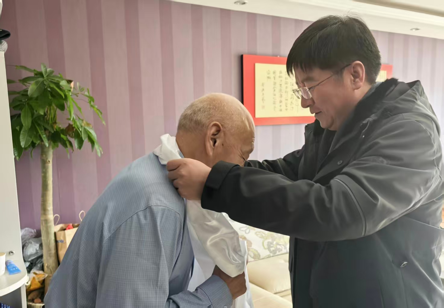 称多县开展节前走访慰问老干部活动