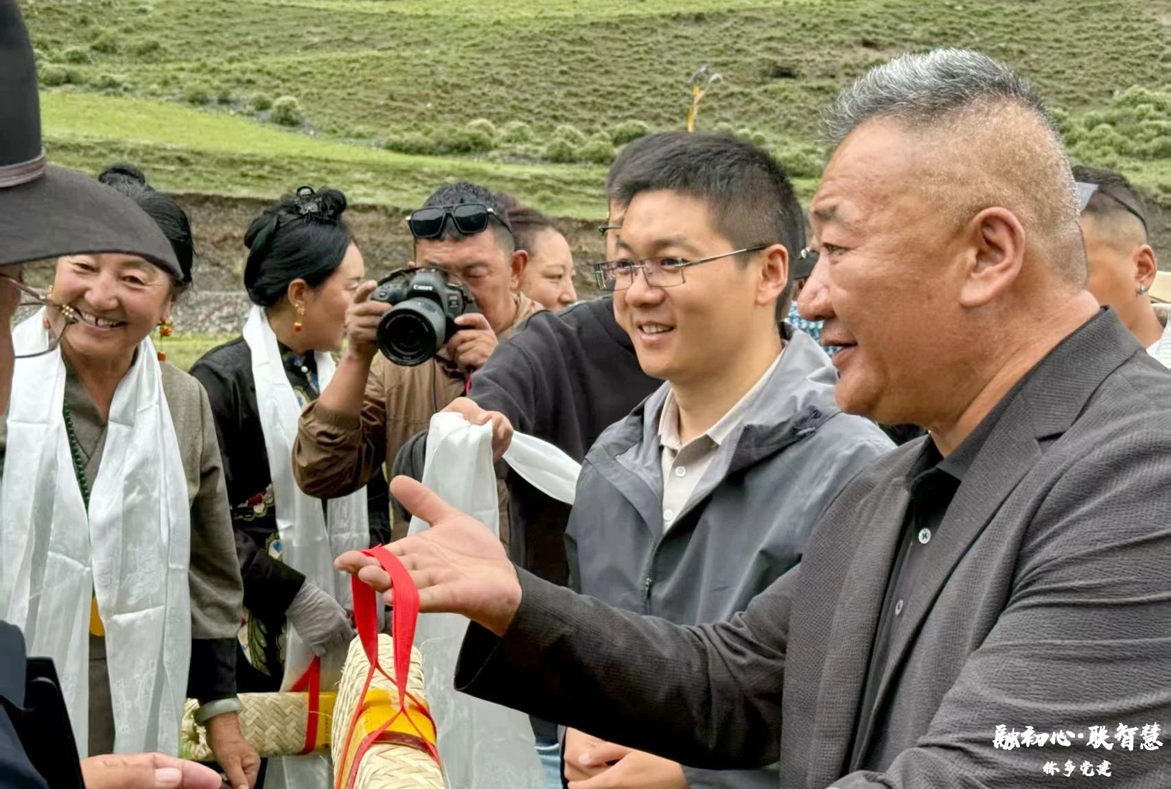 为丰富老干部精神文化生活，加强与老干部的沟通交流，2025年8月2日，称多县老干部服务中心在白龙沟草原举办夏季茶话会。县委常委、组织部长王春杰，县政府副县长普布才仁，县委组织部常务副部长汪海宁出席。活动以草原为媒，为老干部搭建起亲近自然、畅叙情谊的平台，让老干部们在轻松氛围中感受组织关怀。活动伊始，县委常委、组织部长王春杰向老干部致以诚挚问候和崇高敬意，感谢他们为称多县的基层建设、教育事业等民生重点领域发展作出的无私奉献，并向离退休老干部汇报了2025年上半年老干部服务中心开展的“冬去春来送温情”居家走访、“舞动金霞展风采”专场演出等工作，让老干部们全面了解服务中心的工作进展。随后，老干部们身着民族盛装自信开启草原“T台秀”、退休老教师们深情献唱《称多教育之歌》、拉布乡退休老干部们则带来传统“伊舞”。精彩纷呈的表演，生动展现了老干部积极向上的精神风貌。现场还开展了互动环节，在“第一次”故事接龙中，老干部们分享工作中难忘的初体验，从首次下乡的生涩到完成重任的自豪，引发强烈共鸣；在男女分组的“投物”“穿衣”比赛，老干部们凝神聚力、协作鼓劲，展现出不服老的劲头。系列活动既添乐趣，更拉近距离。老干部服务中心为每位老同志精心准备了特色茶叶作为留念，寓意“岁月留影，茶香存忆”。这份饱含心意的伴手礼，既呼应了茶话会主题，也寄托着对老干部们的美好祝福——愿时光沉淀的情谊，如茶香般绵长醇厚。老干部们接过茶叶，脸上洋溢着欣慰的笑容，纷纷表示这份纪念既实用又暖心，将好好珍藏这份来自组织的关怀与牵挂。老干部们纷纷表示，活动让大家放松身心、增进情谊，深切感受到组织的关怀与温暖，将继续关心支持家乡发展，为建设贡献余热。从初见时的“您今年高寿？”到离别时的“老同志，下次再见”，细微之处尽显谊。称多县老干部服务中心表示，将持续创新服务模式，围绕老干部们的所思所盼，精心设计更多如“微信公众号政策和养生知识推送”、“传统文化主题活动”等贴近需求、形式丰富的活动，不断提升老干部的获得感、幸福感、归属感，让每一次“再见”都成为温暖的约定。